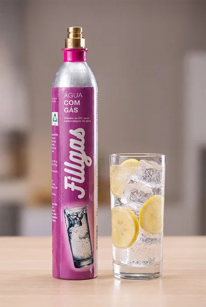 Cilindro de CO₂ rosa da Fillgas ao lado de um copo de água com gás e limão